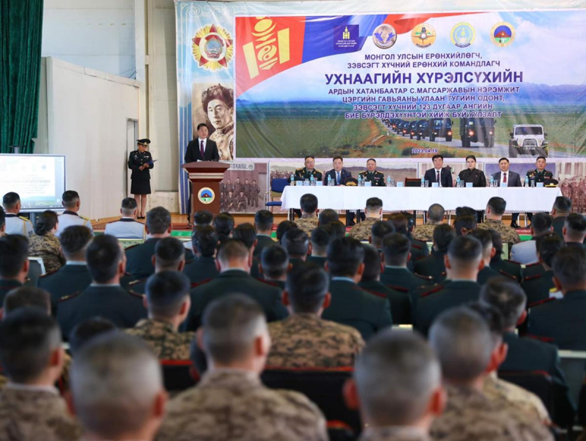 Монгол Улсын Ерөнхийлөгч У.Хүрэлсүх Зэвсэгт хүчний 123 дугаар ангид ...